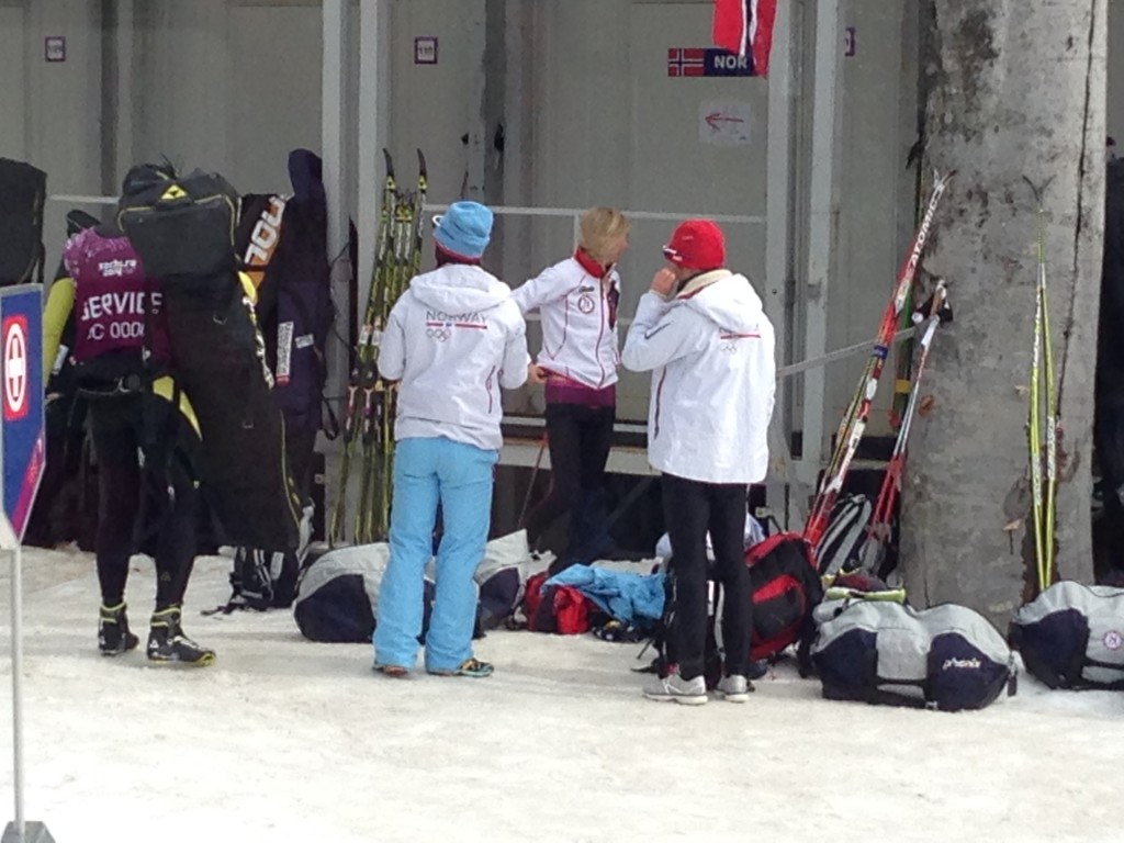 Норвежки - олимпийские чемпионки переодеваются на улице возле кабинок своих сервис-бригад. Пришли поболеть за парней
