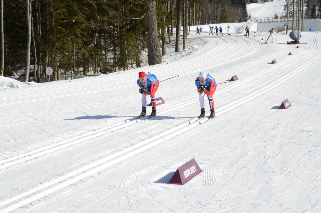 На специальной горочке тестируются лыжи ребятами с одинаковым весом :)